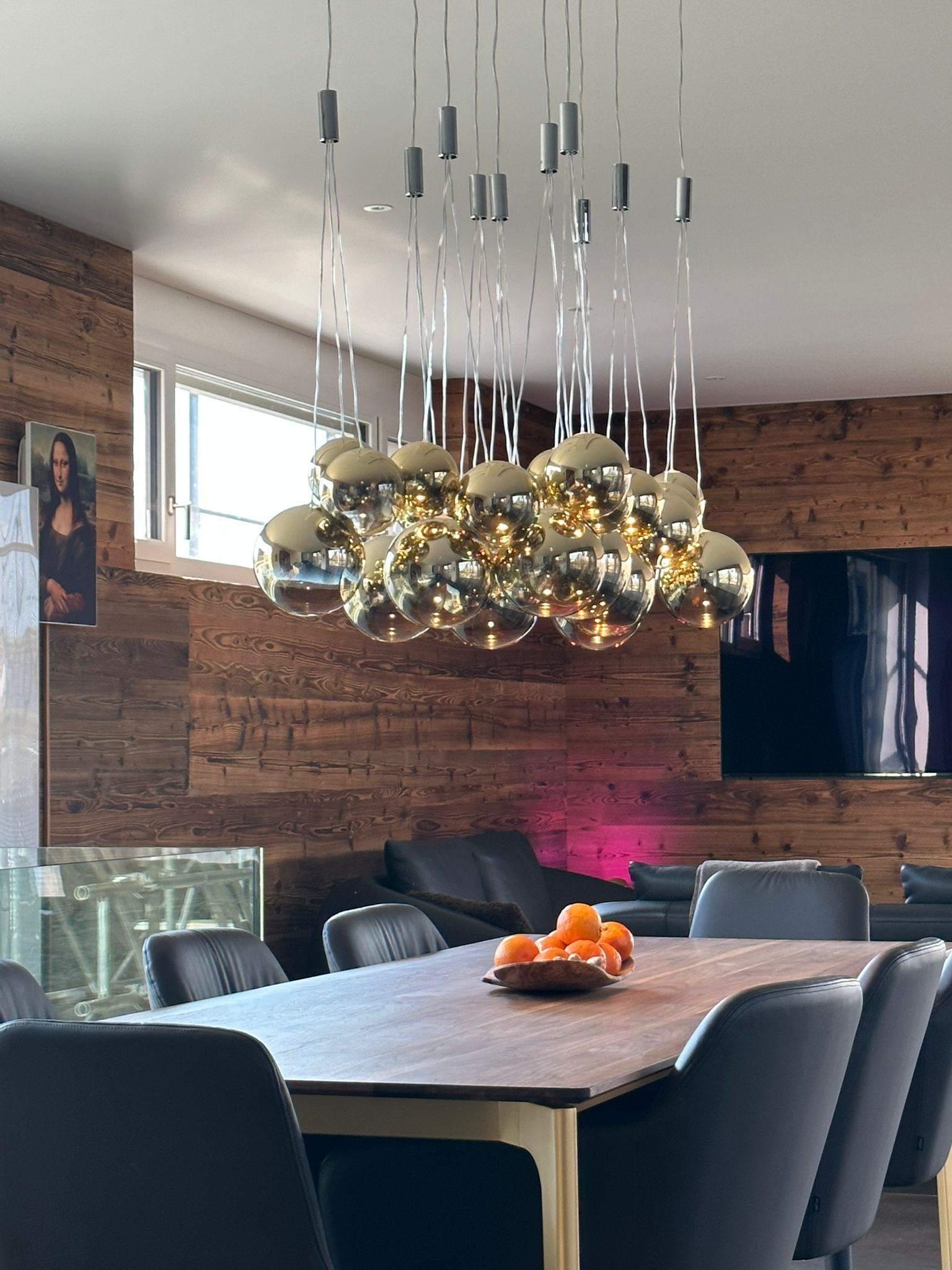 Ein Esstisch mit einer Schale Orangen darauf