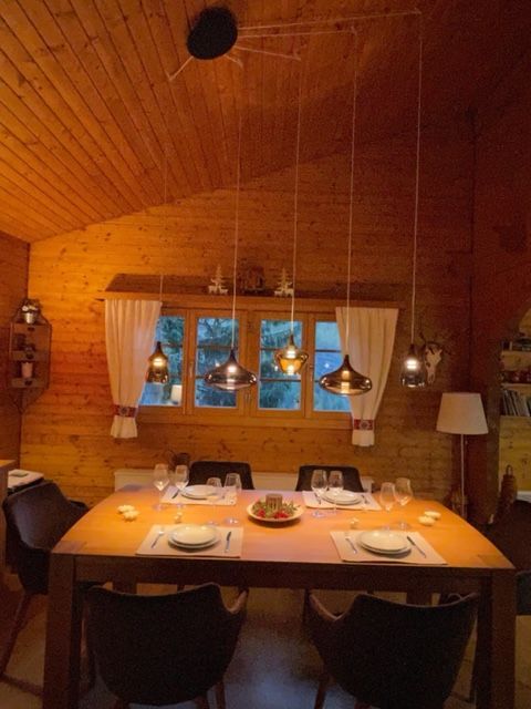 Ein Esstisch mit Tellern und Gläsern darauf