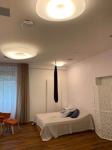 In der mitte des zimmers steht ein bett.