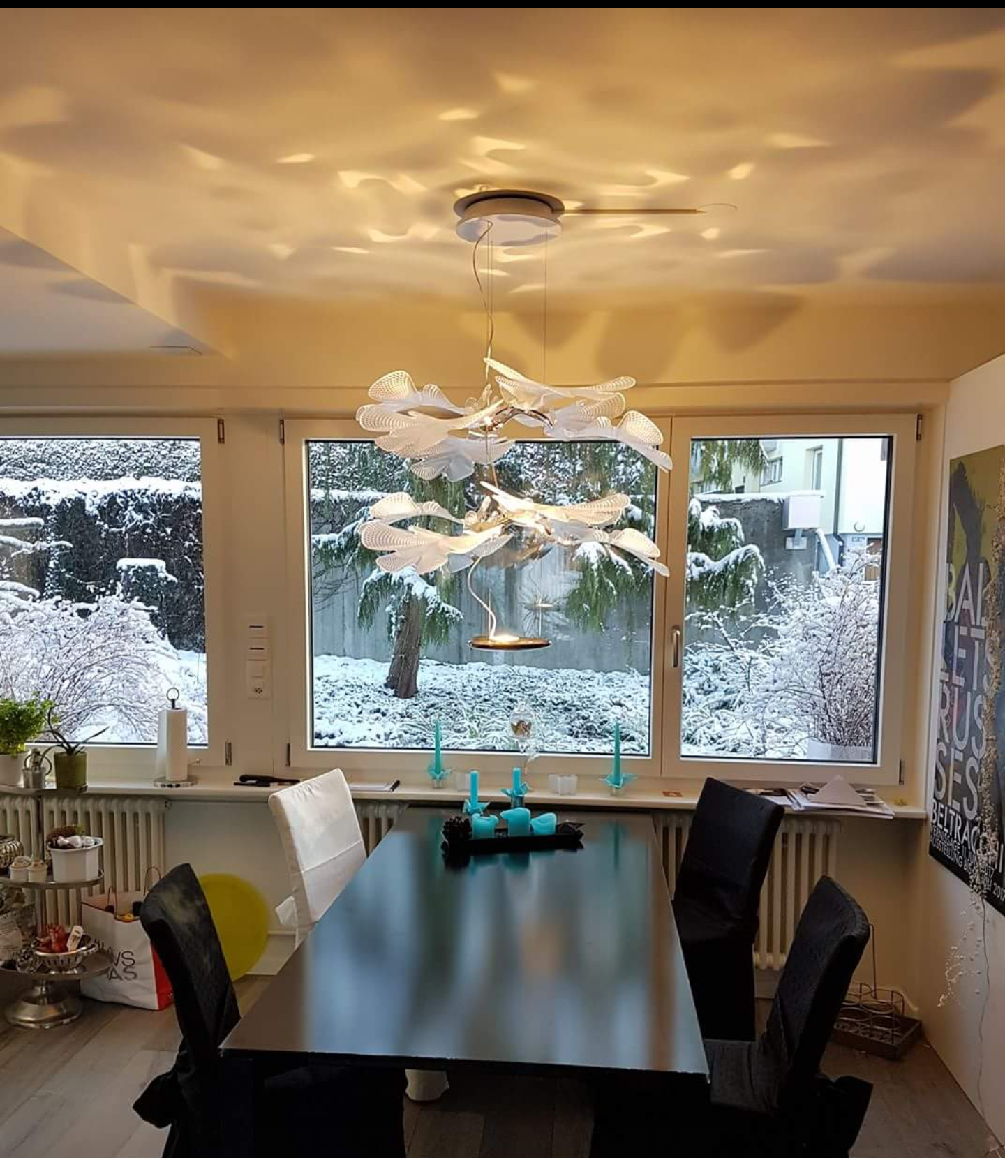 Ein Esszimmer mit Tisch und Stühlen und einem Fenster