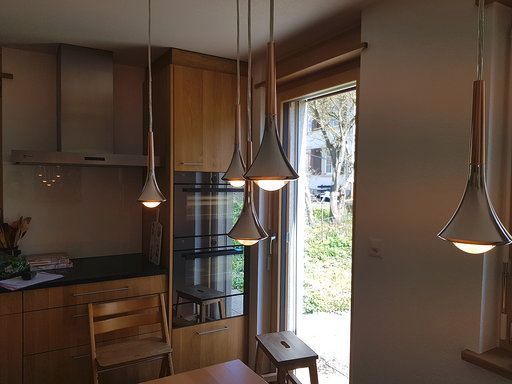 Eine Küche mit Tisch und Stühlen und einer Glasschiebetür.