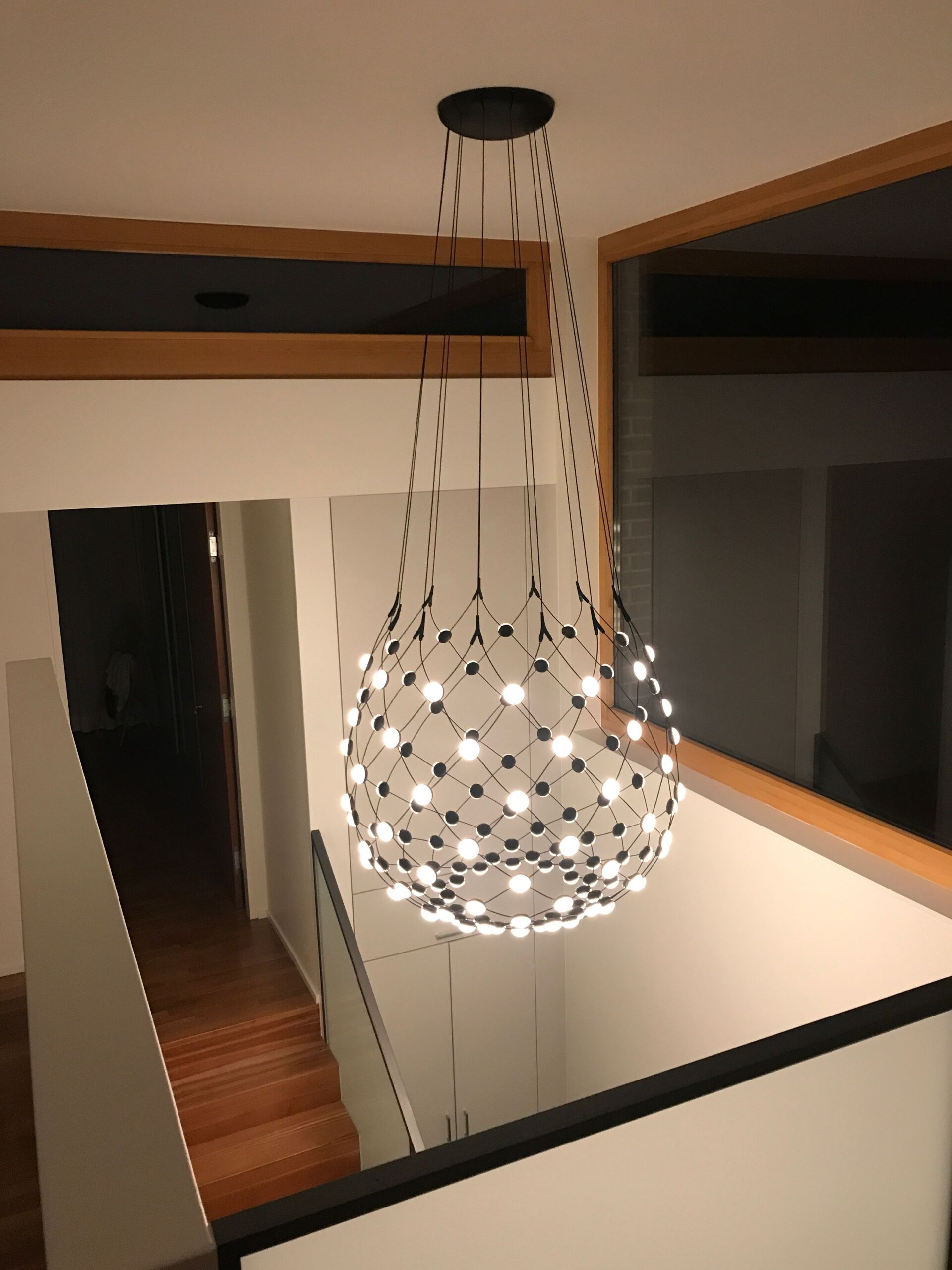 Ein Kronleuchter hängt von der Decke über einer Treppe