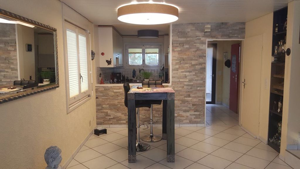 Ein Wohnzimmer mit Tisch und Stühlen und einem Spiegel