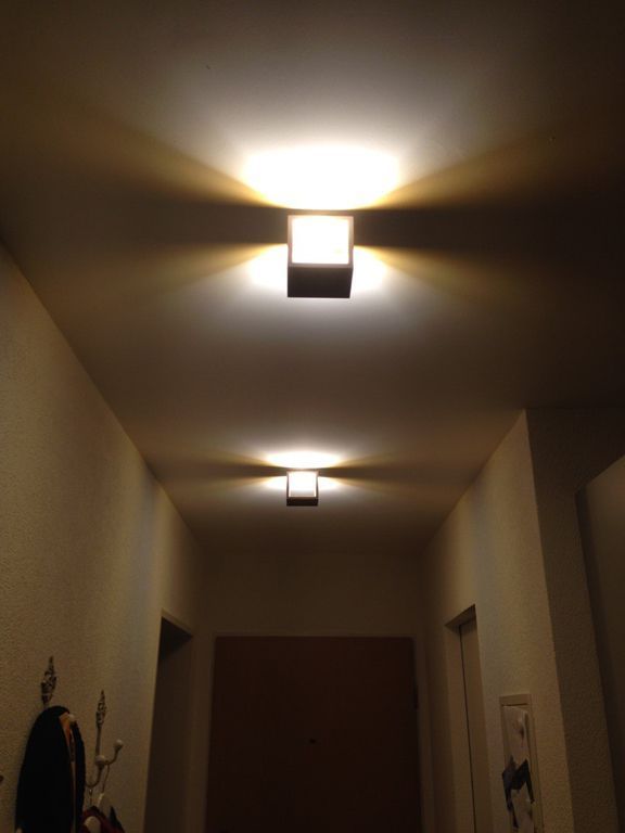 Ein Flur mit Licht an der Decke