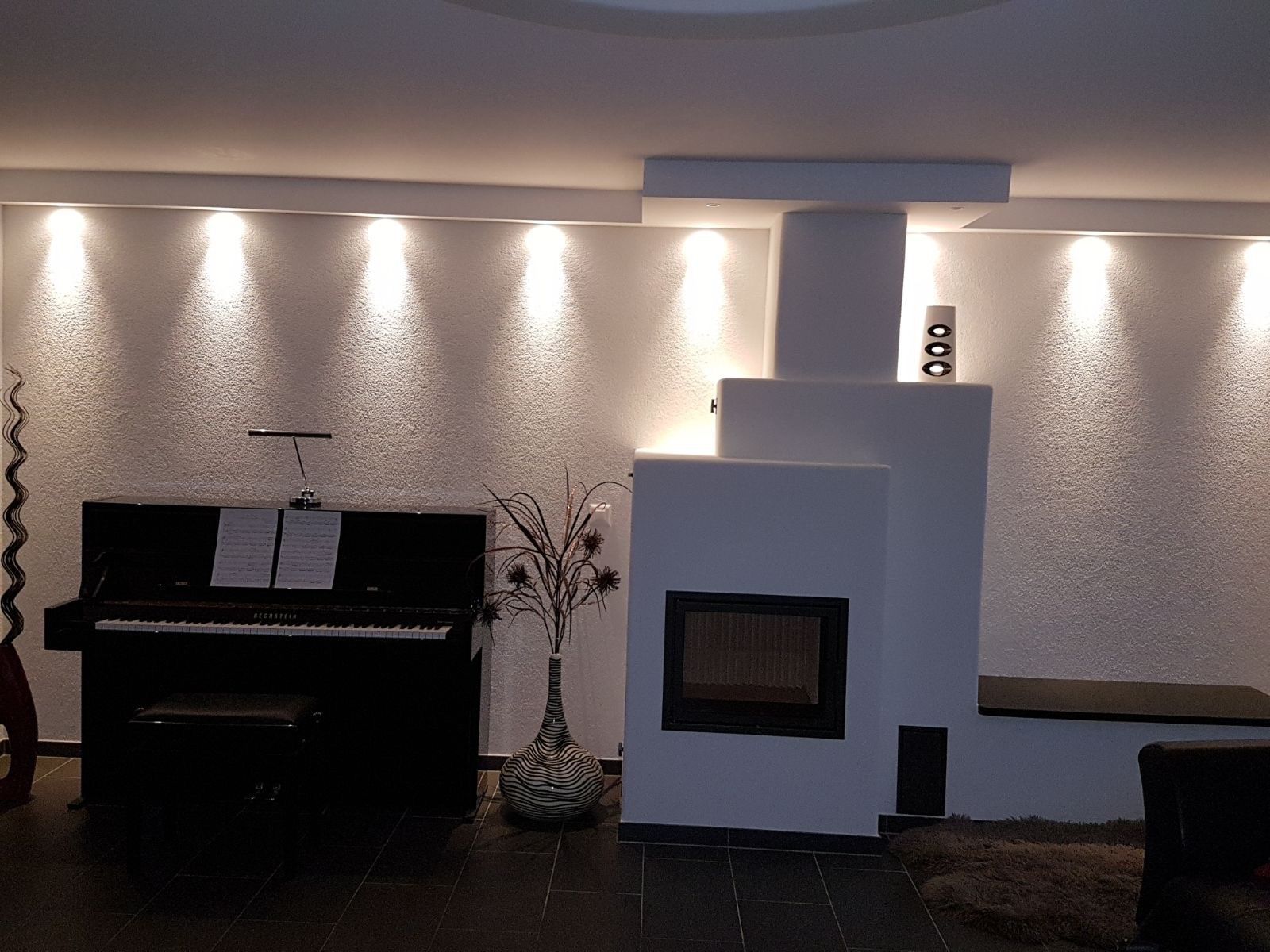 Ein Wohnzimmer mit Kamin und Klavier