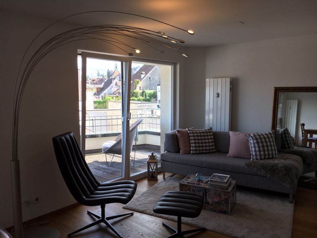 Ein Wohnzimmer mit einer Couch und Stühlen und einer Glasschiebetür