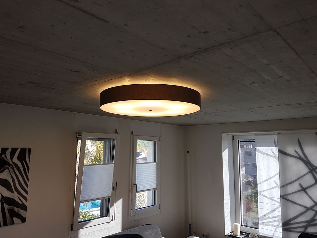 Eine Deckenleuchte hängt von der Decke in einem Wohnzimmer