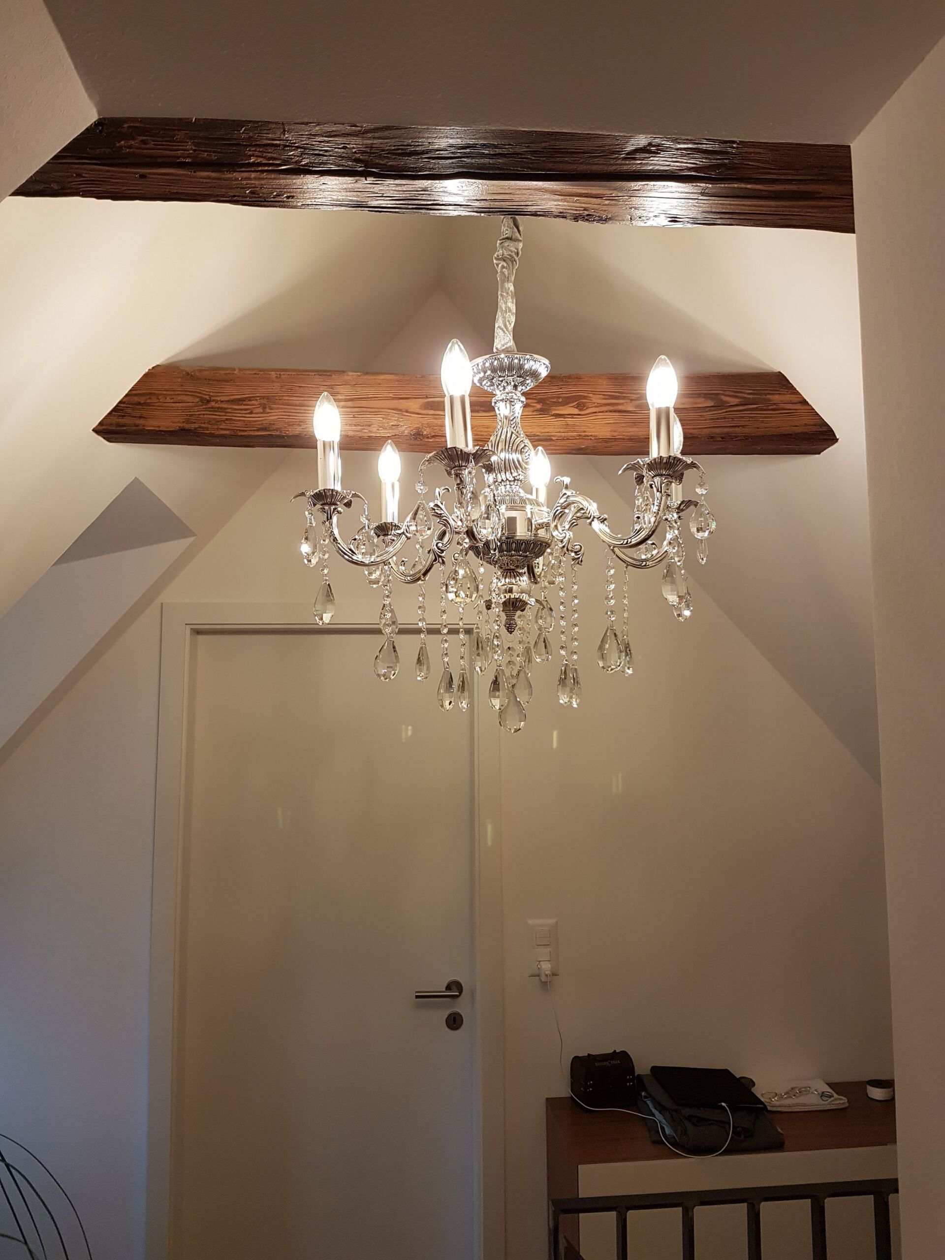 Ein Kronleuchter hängt von der Decke in einem Flur