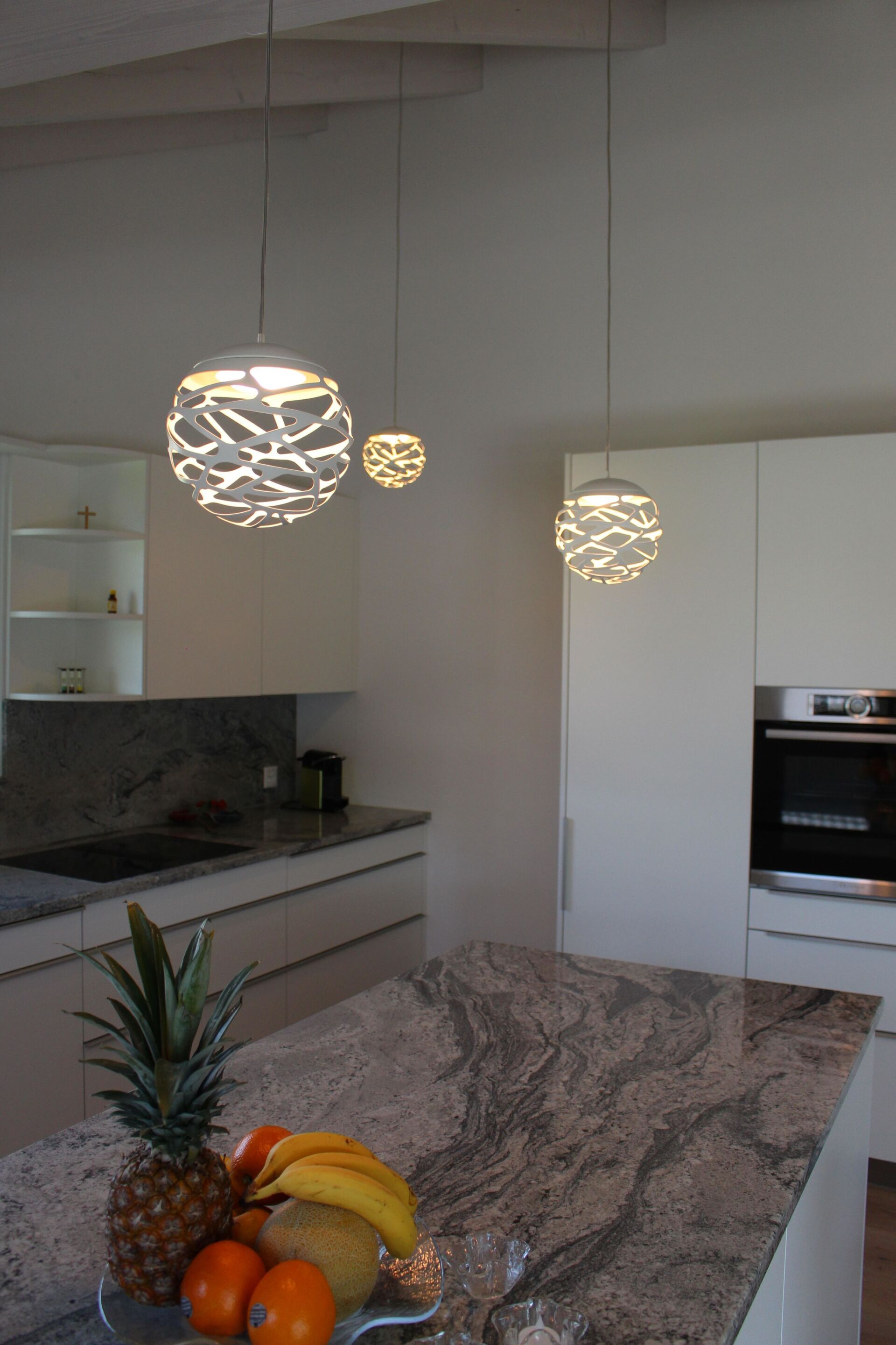 Eine Küche mit einer Obstschale auf der Theke