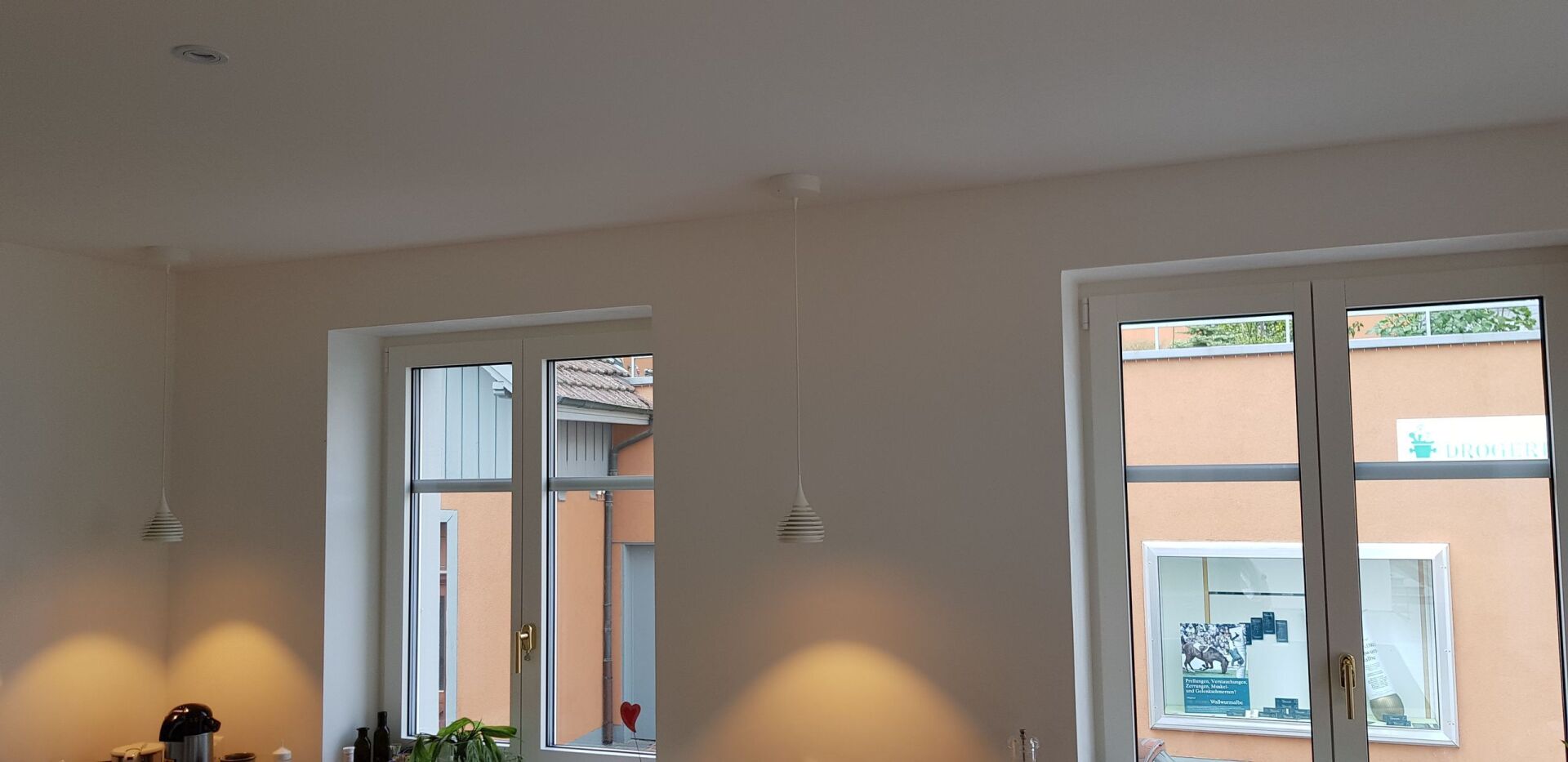 Ein Raum mit vielen Fenstern und einem Tisch