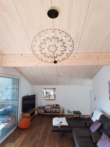 Ein Wohnzimmer mit einem Kronleuchter, der von der Decke hängt