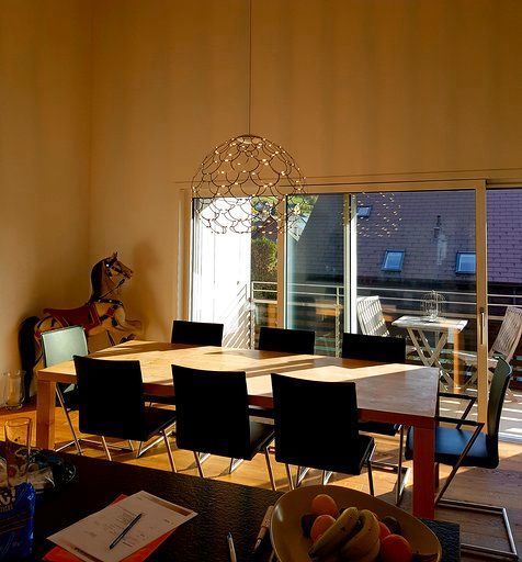 Ein Esszimmer mit großem Tisch und Stühlen