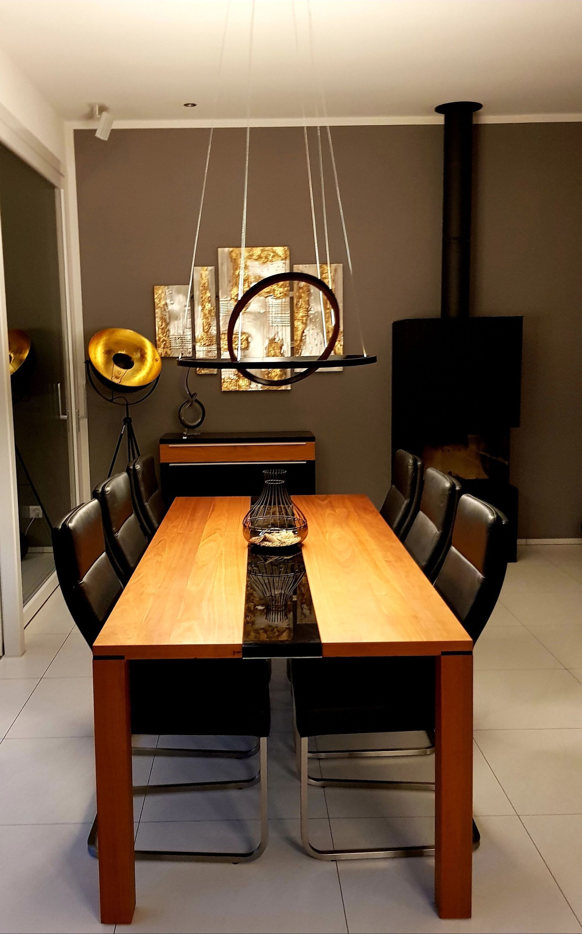 Ein Esszimmer mit einem langen Holztisch und Stühlen