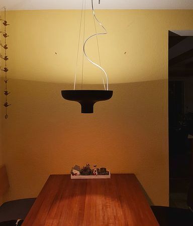 Ein Holztisch mit einer Lampe, die von der Decke hängt