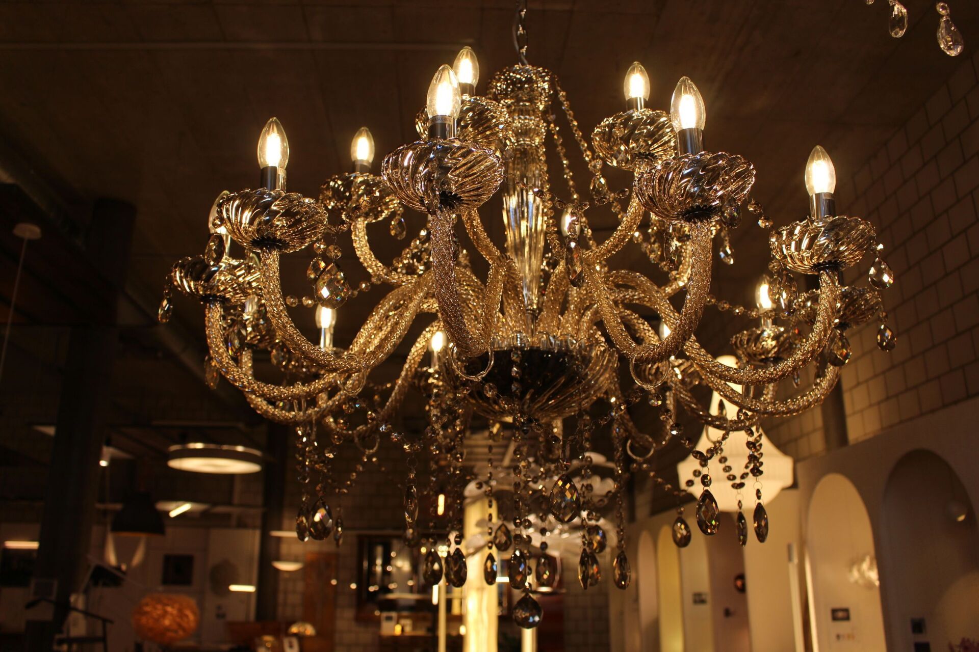 Ein großer Kronleuchter hängt von der Decke in einem dunklen Raum