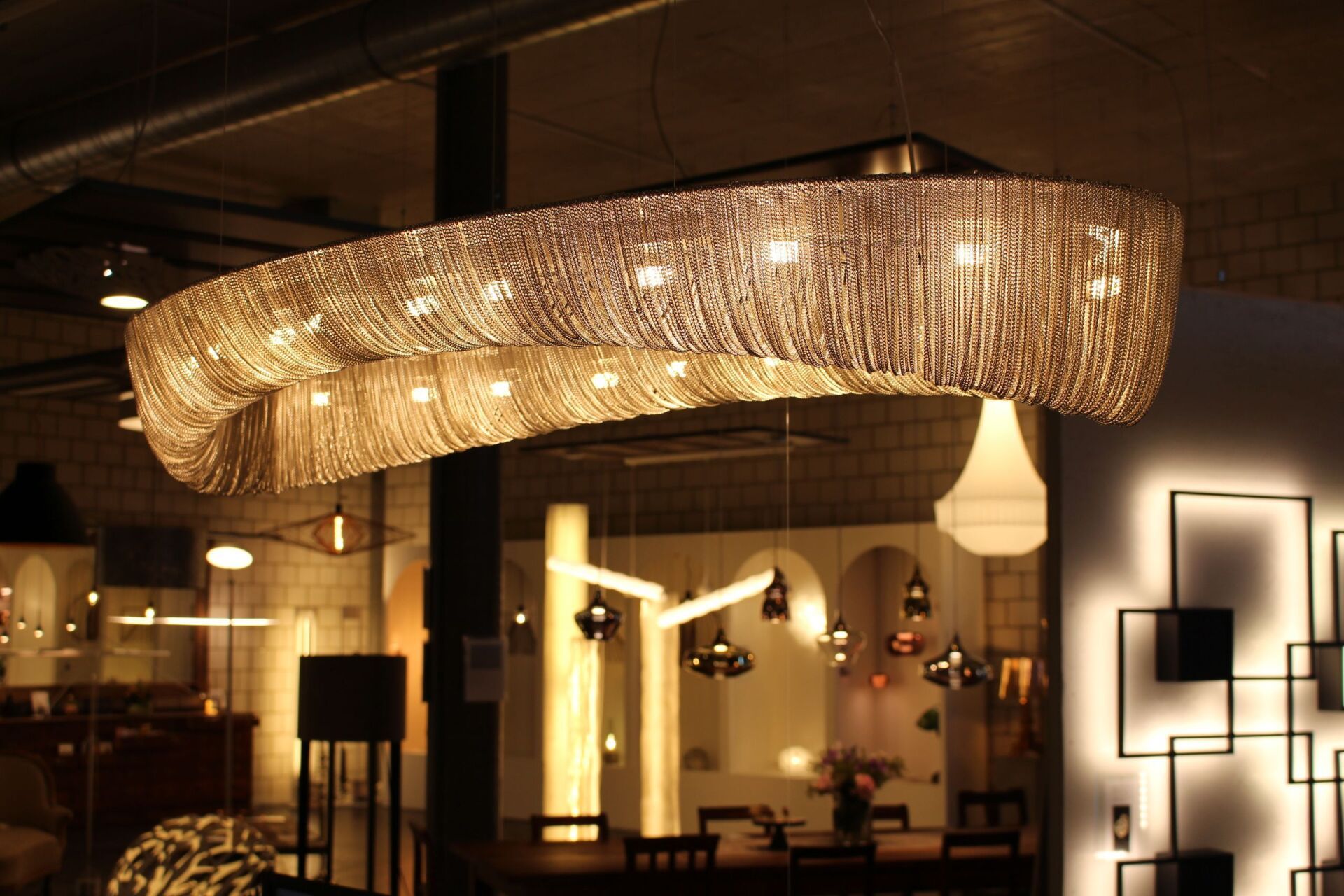 Ein großer Kronleuchter hängt von der Decke in einem Raum