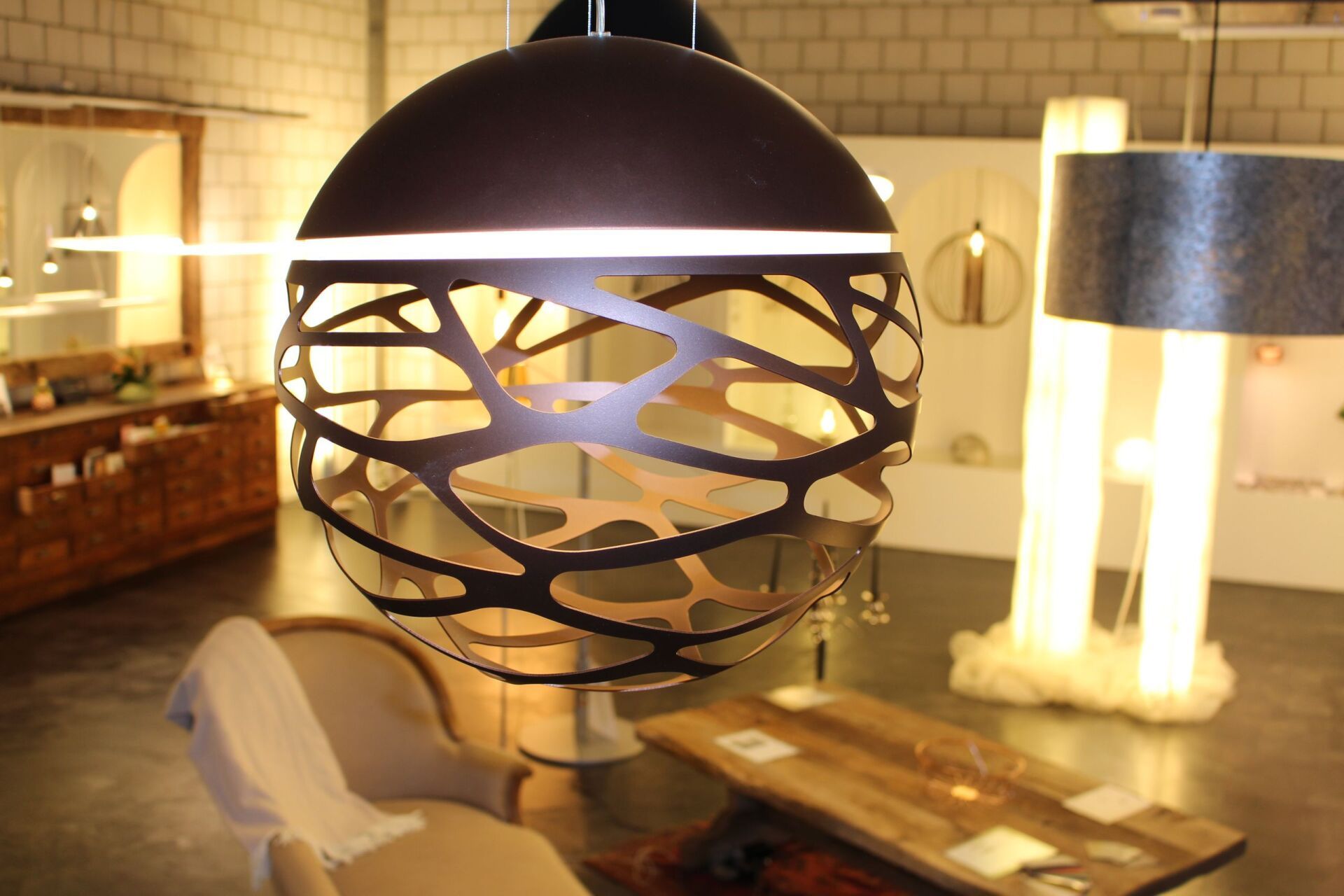 Ein Raum mit einem Globus, der von der Decke hängt