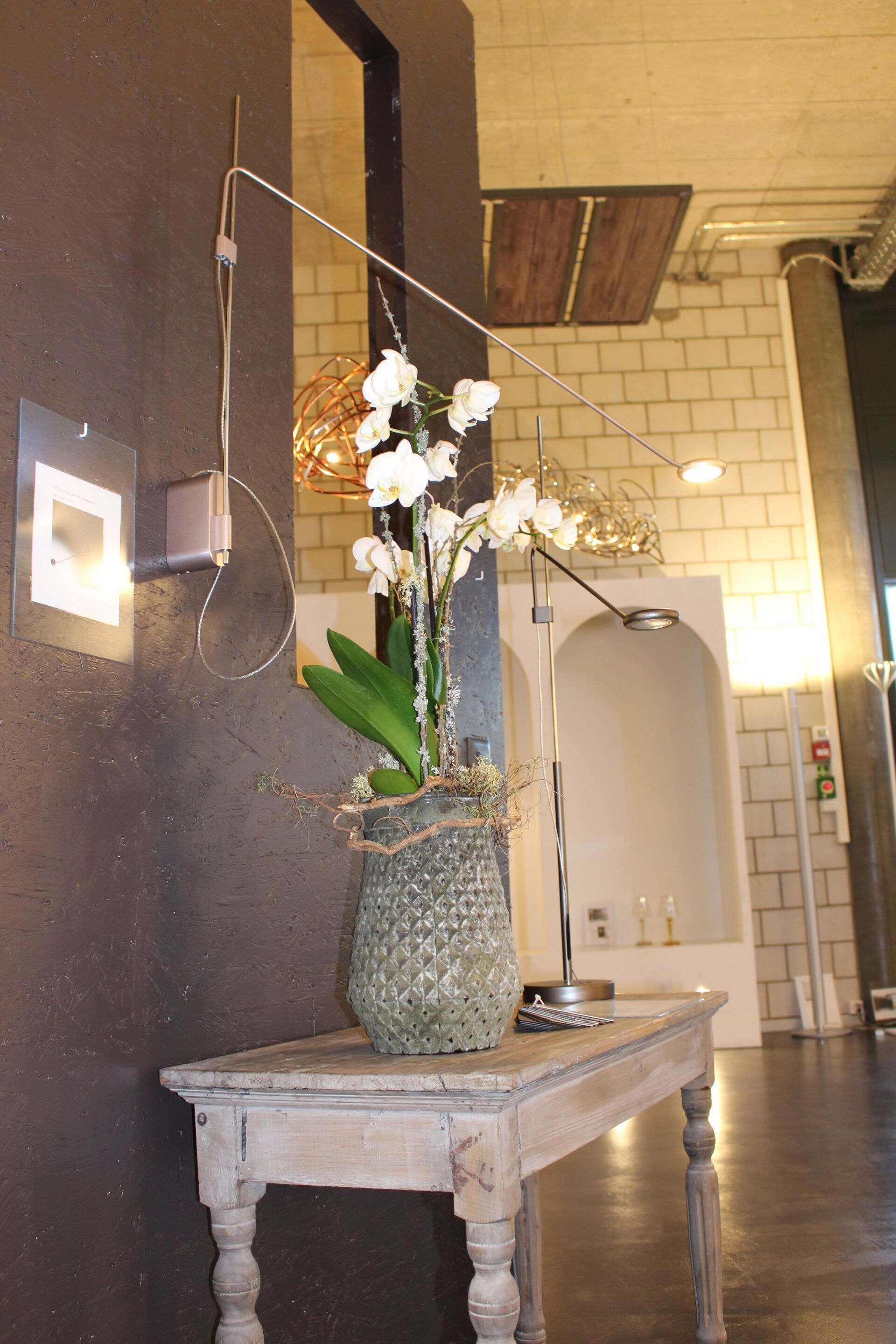 Ein Tisch mit einer Vase mit Blumen darauf