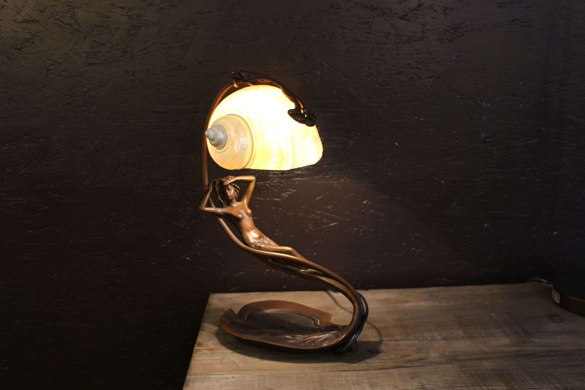 Eine Lampe mit einer Frauenstatue darauf