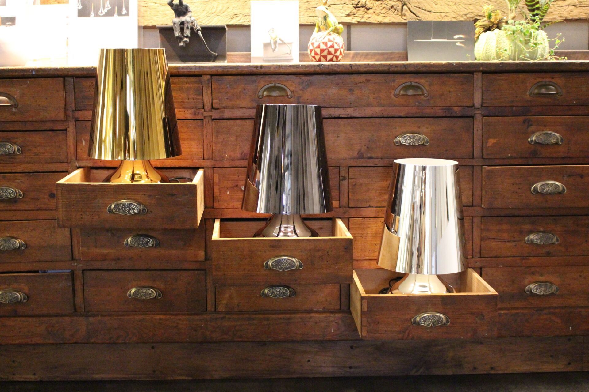Eine Holzkommode mit Schubladen und Lampen darauf