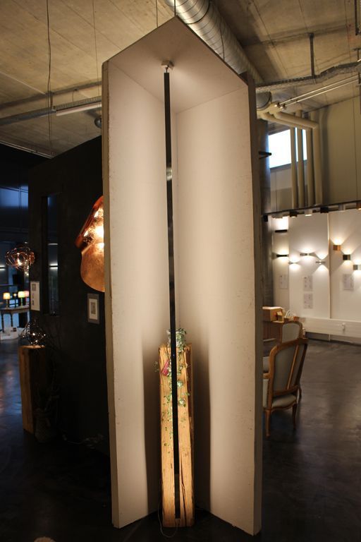 Eine Raumecke mit einer Skulptur in der Mitte