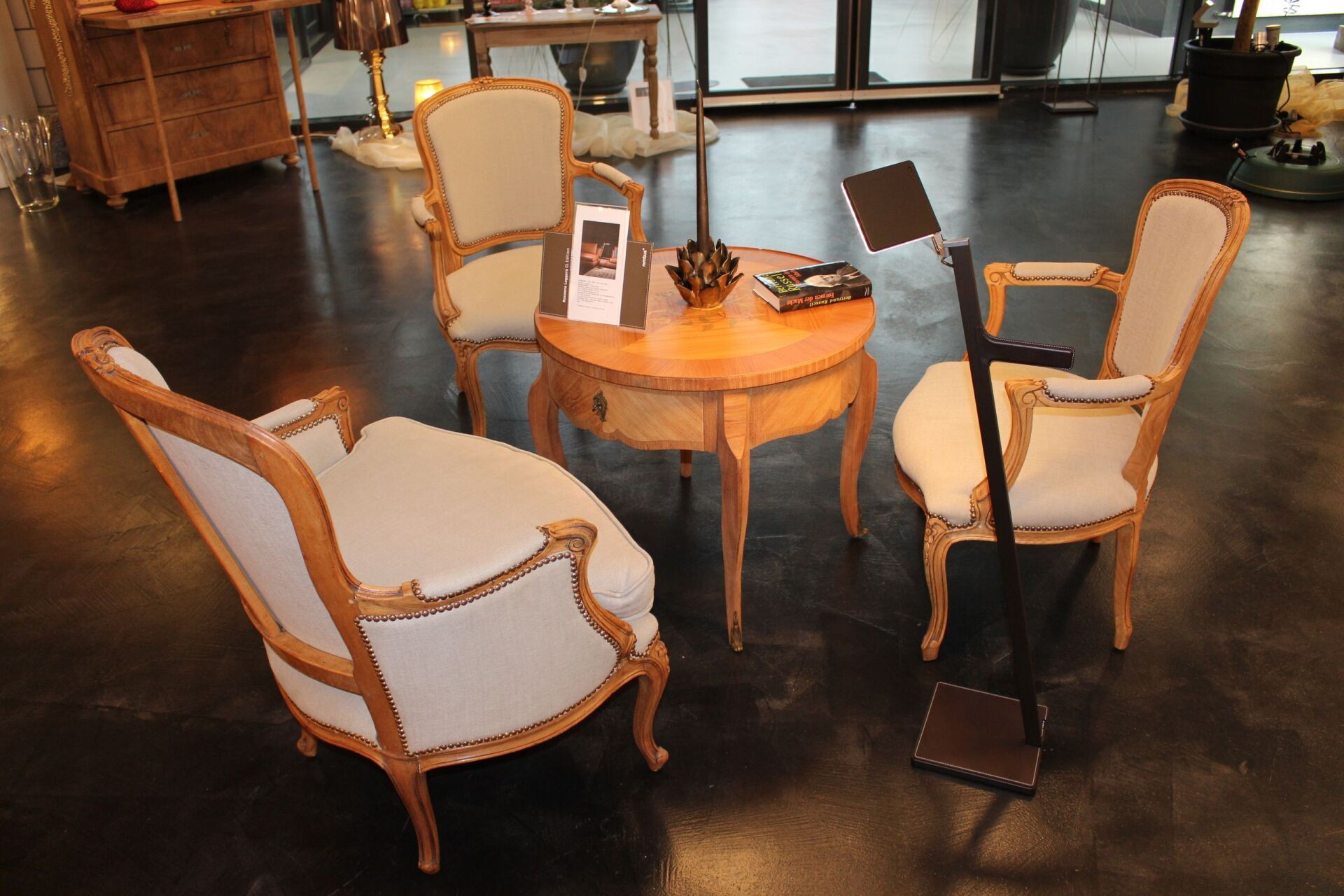 Eine Gruppe von Stühlen und einem Tisch in einem Raum