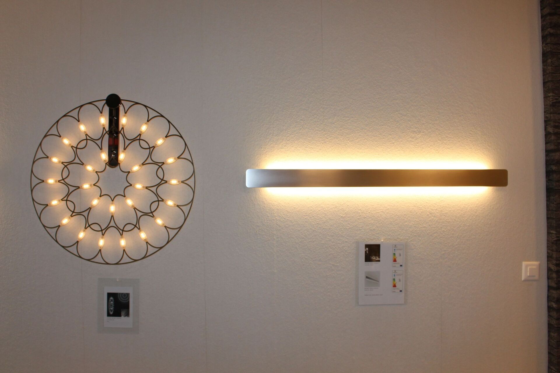 Eine Wand mit einer Uhr und einem Licht darauf