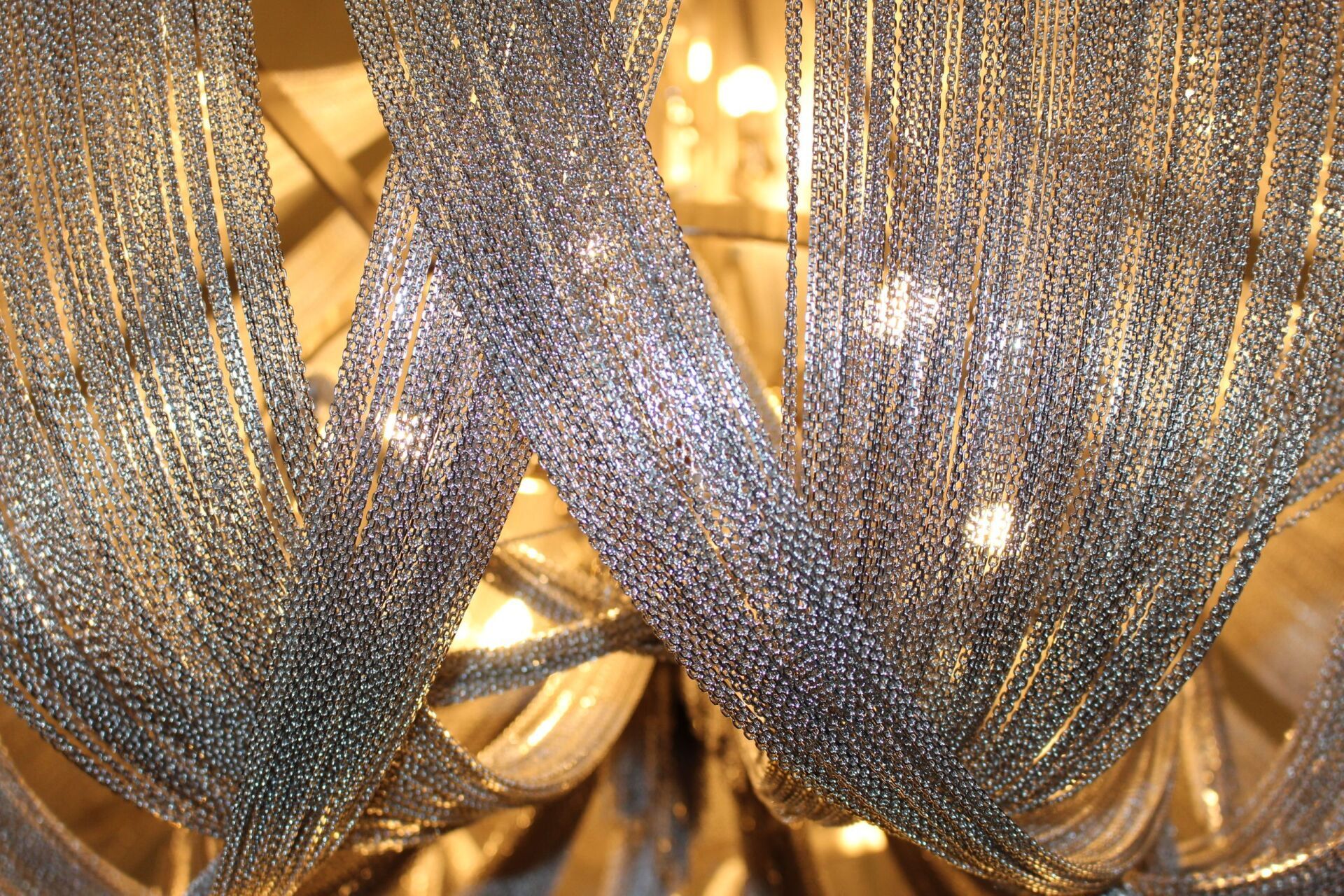 Eine Nahaufnahme eines Kronleuchters, an dem viele Lichter hängen.