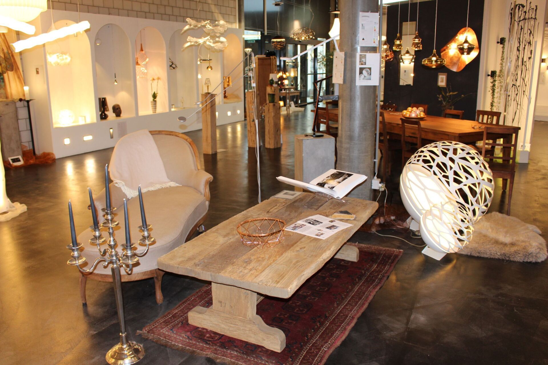 Ein Wohnzimmer mit einer Couch und einem Couchtisch