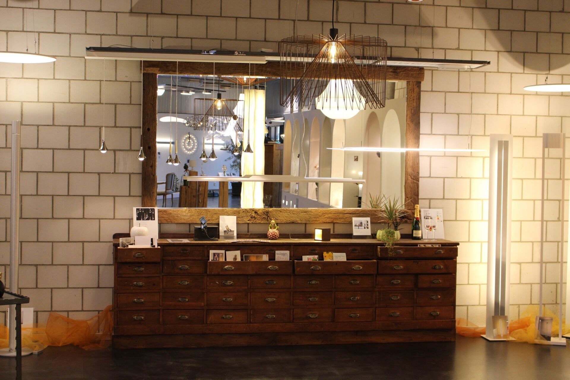 Eine Küche mit großem Spiegel und vielen Schubladen