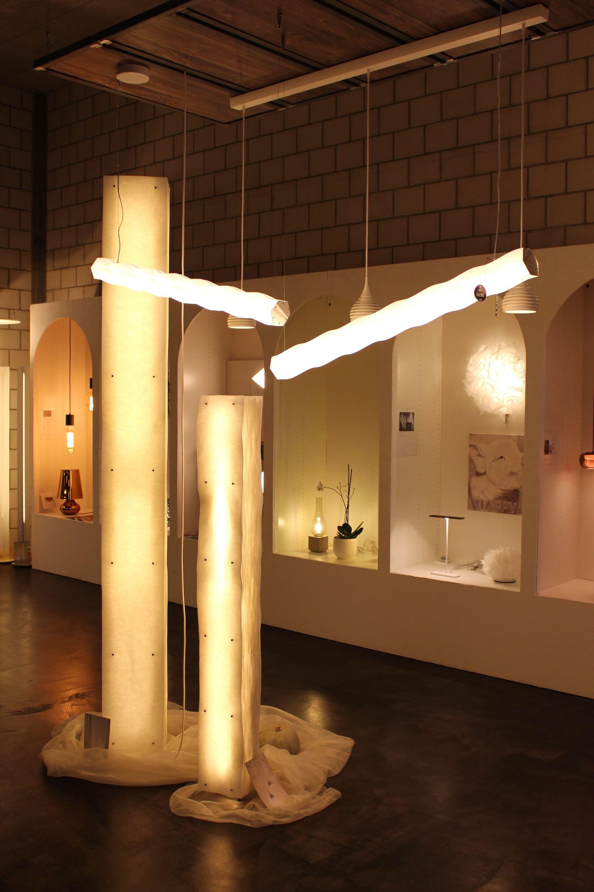 Ein Raum mit vielen Lichtern, die von der Decke hängen