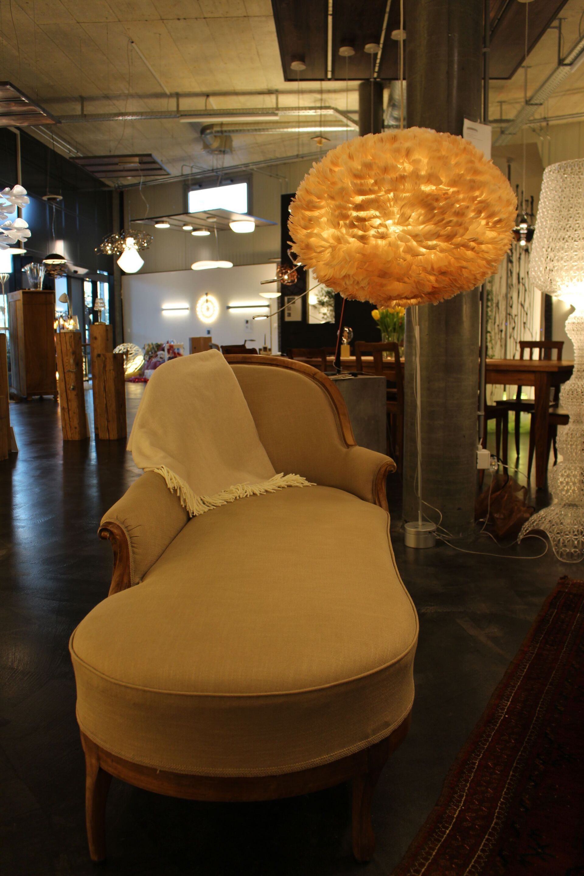 Ein Stuhl mit einer Decke darauf in einem Zimmer