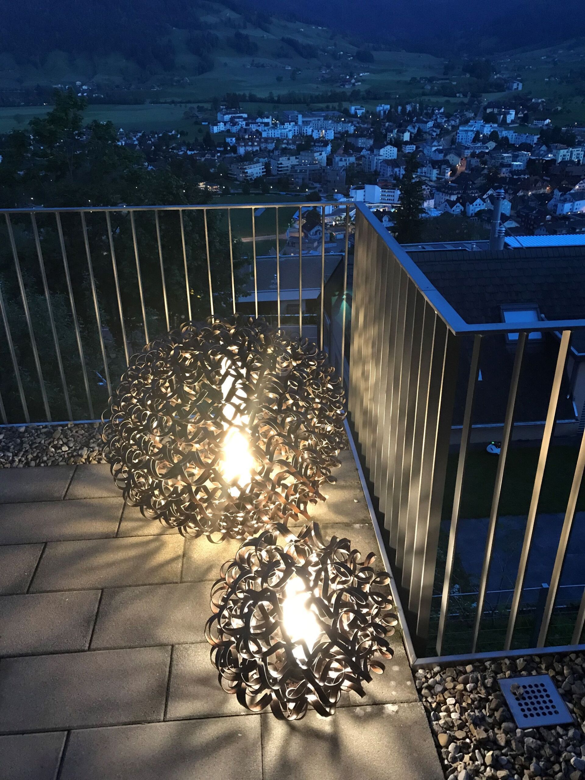 Ein Balkon mit Blick auf die Stadt bei Nacht