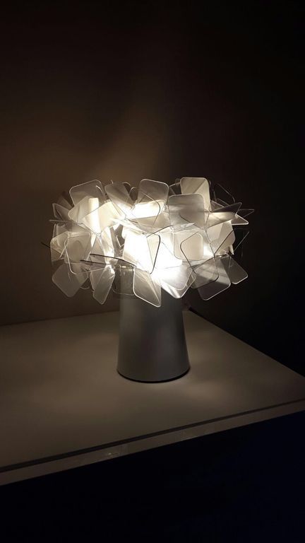 Im Dunkeln steht eine Lampe auf einem Tisch.