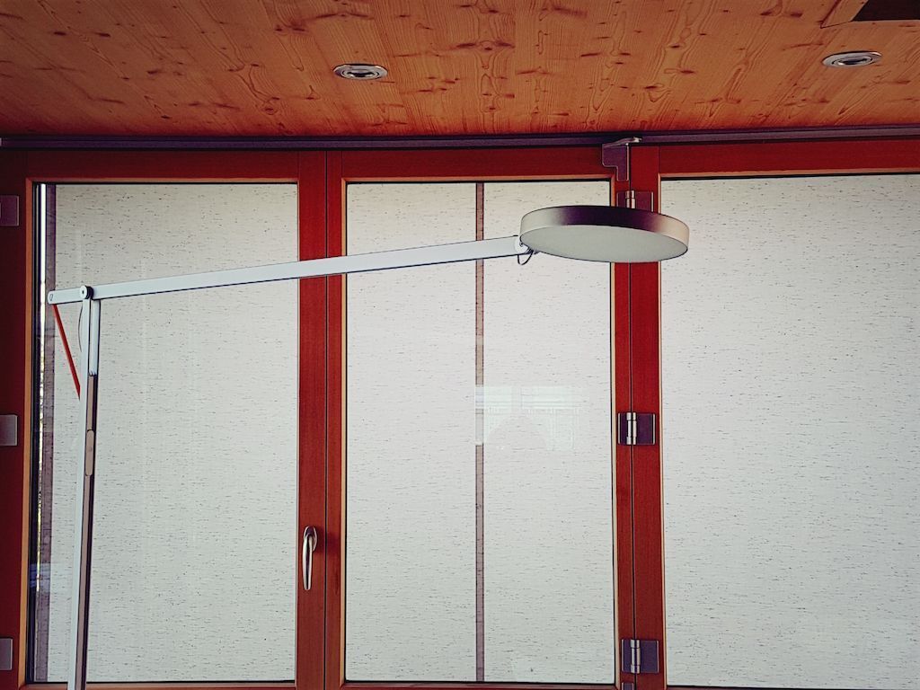 Eine Glasschiebetür mit der Nummer 1 darauf