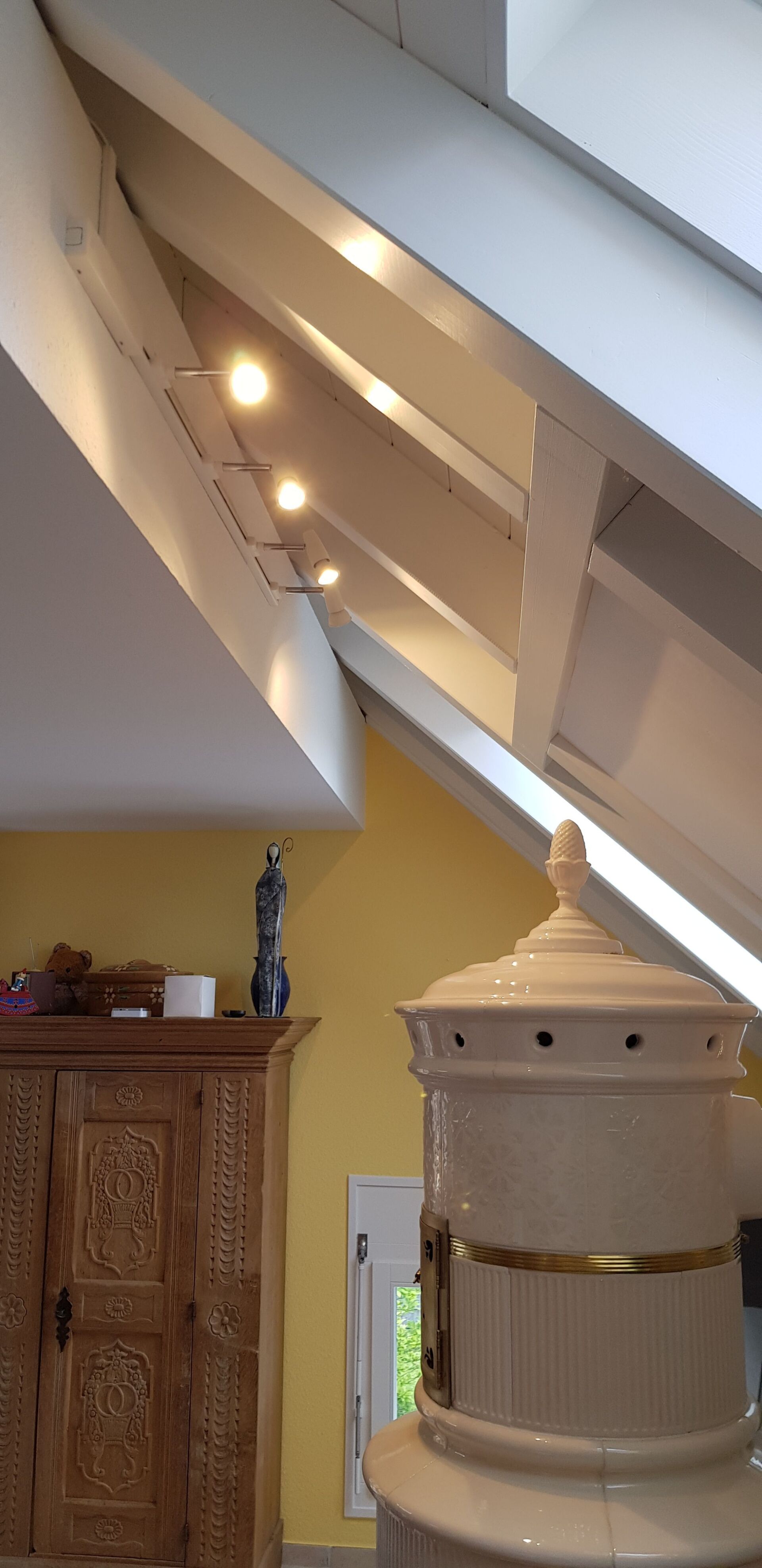 Ein Raum mit einem Holzschrank und einem weißen Ofen.