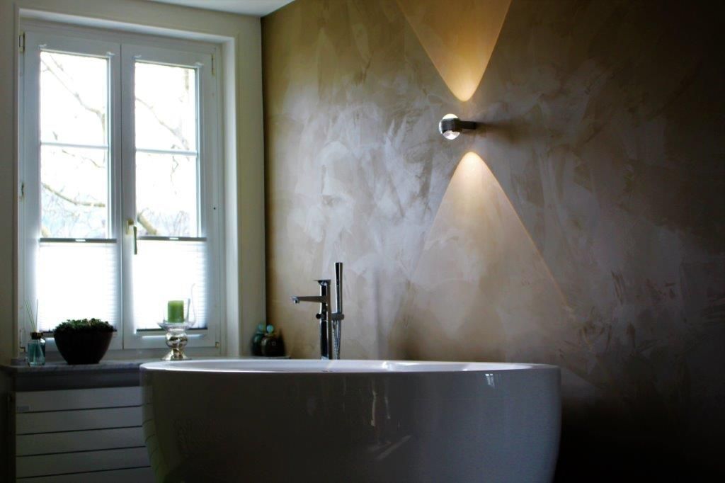 Ein Badezimmer mit Badewanne und Fenster.