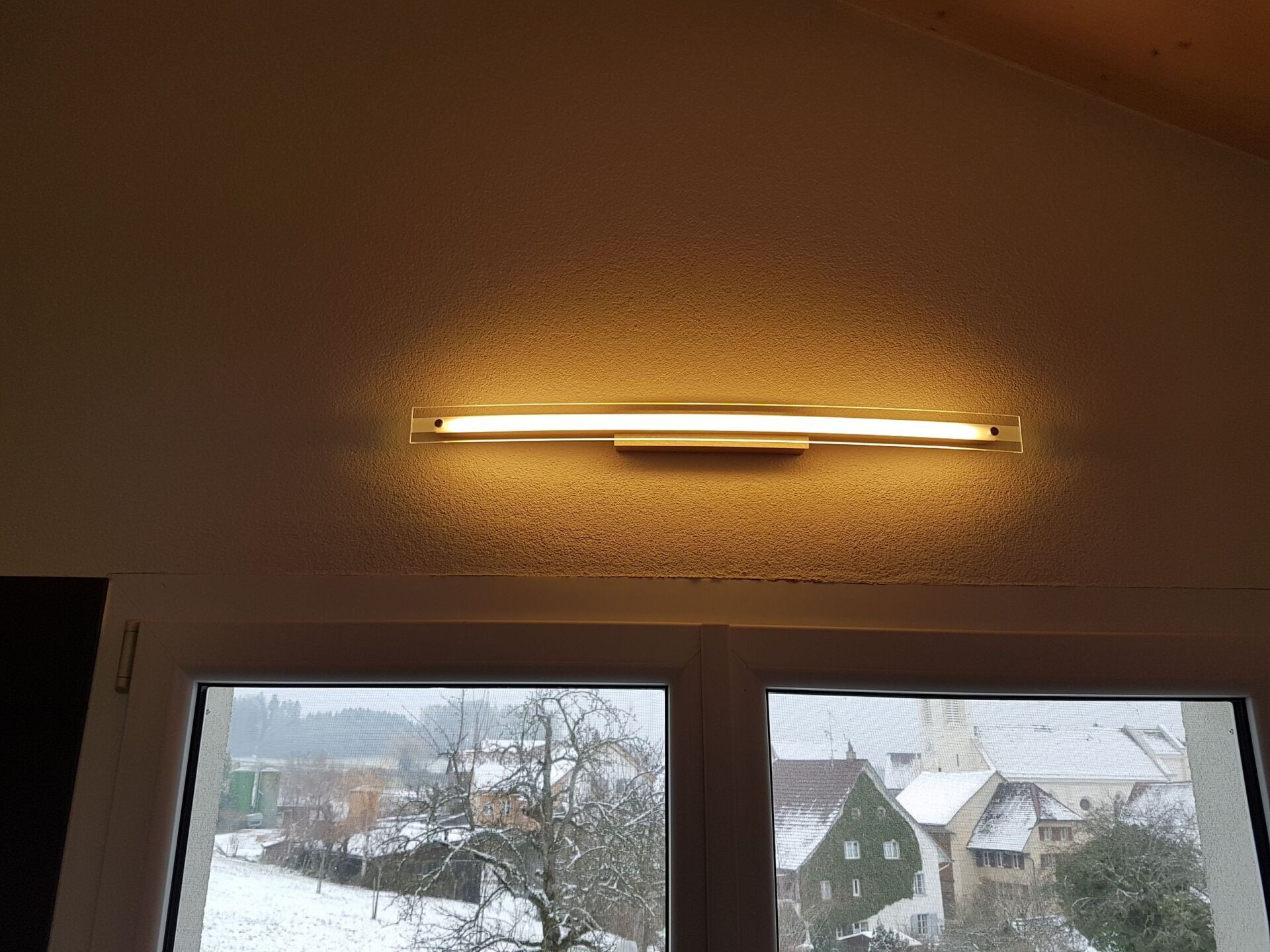 Über einem Fenster hängt eine Lampe von der Decke.