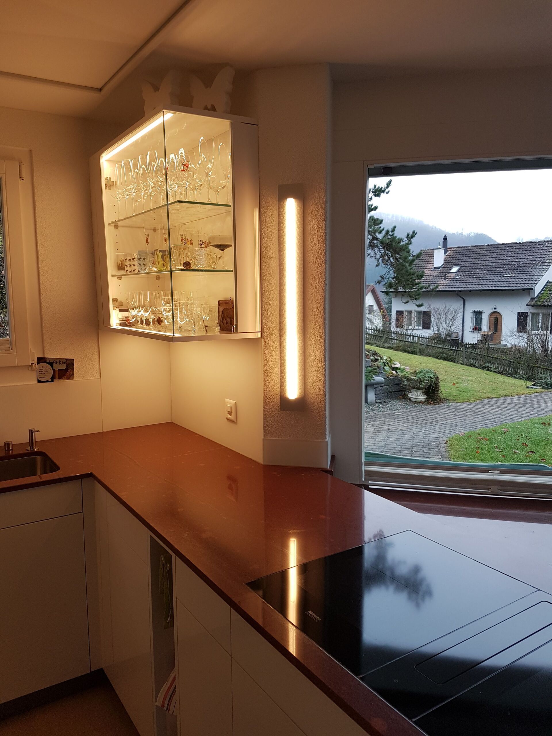 Eine Küche mit Herd und Fenster