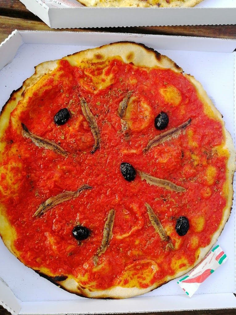 Une pizza base tomate aux anchois