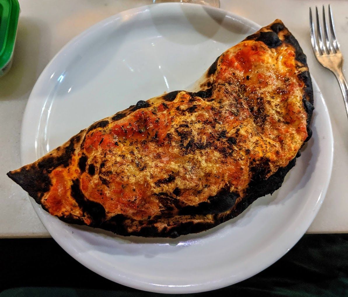 Une calzone à la sauce tomate
