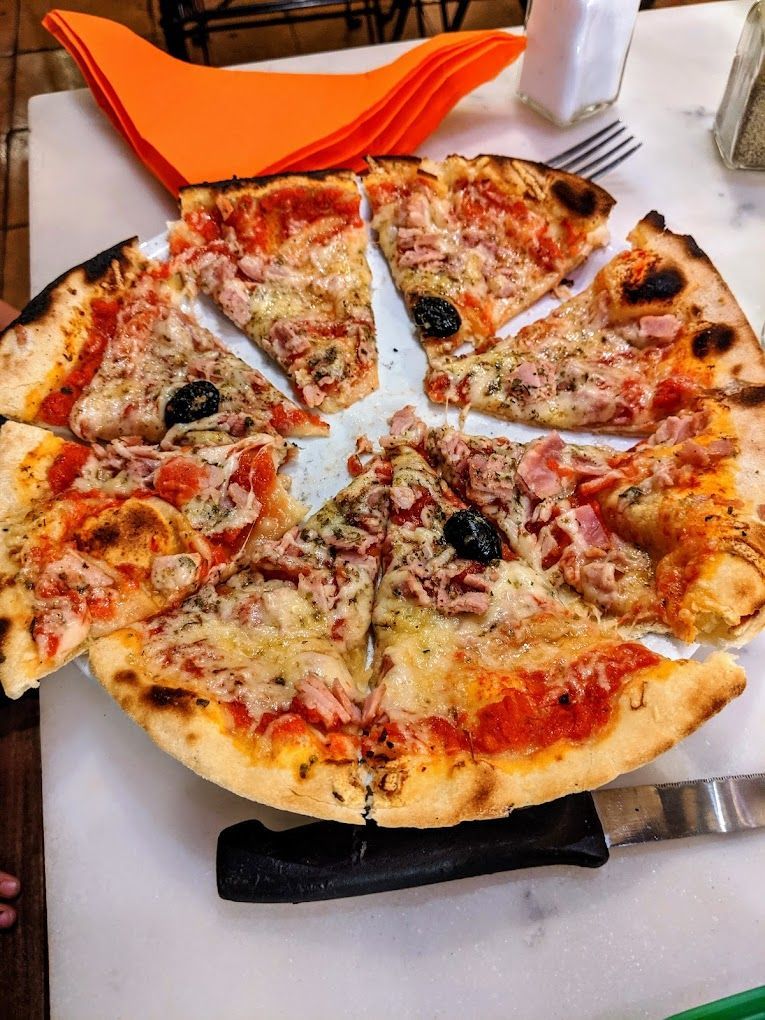 Une pizza royale coupée
