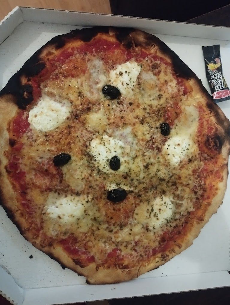 Une pizza au chèvre vue de haut