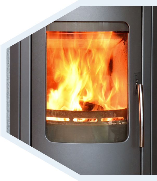 Un feu vif brûle à l'intérieur d'un poêle à bois moderne en métal sombre, avec une porte vitrée et une poignée argentée.