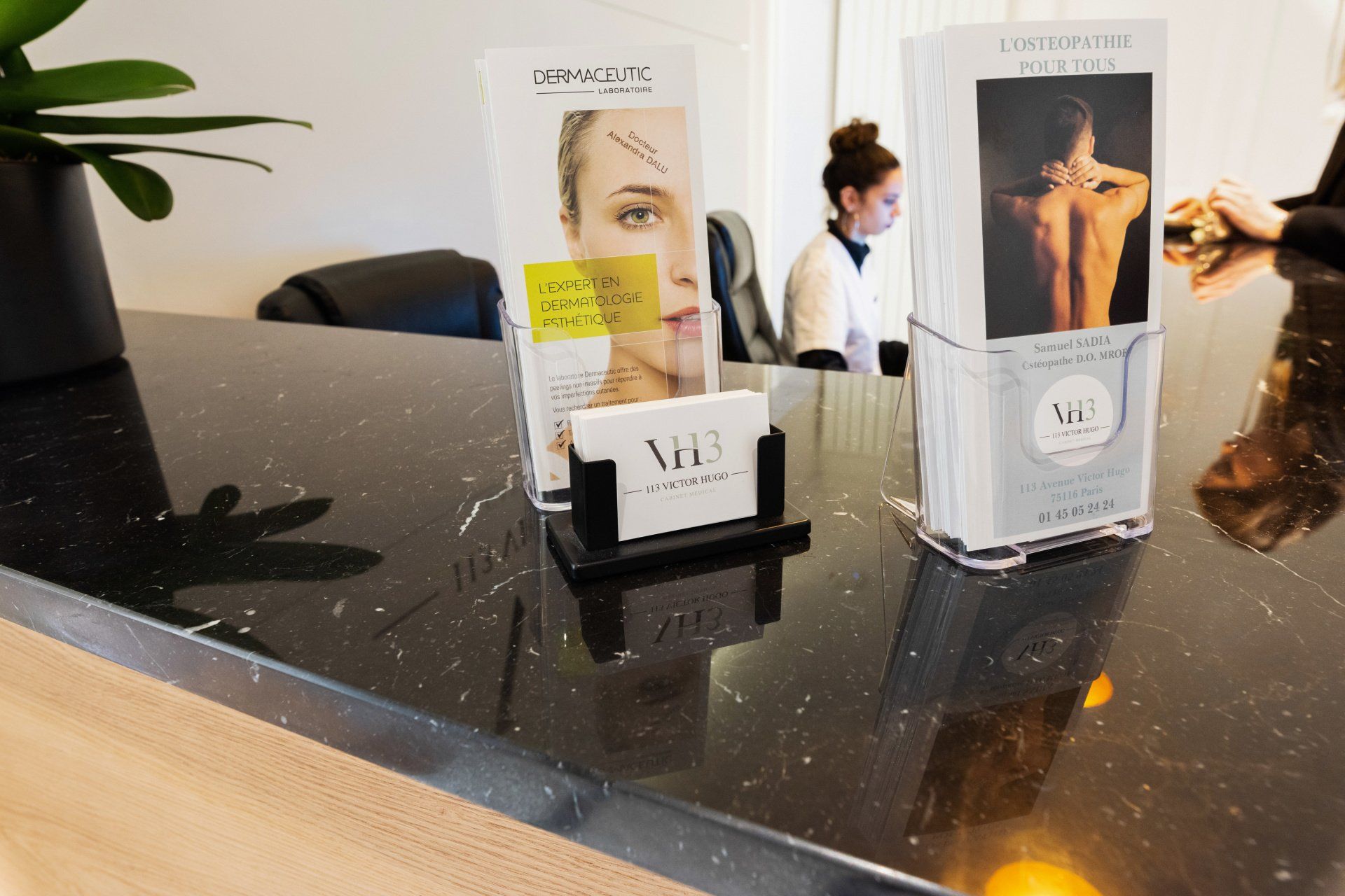 Réceptionniste à son bureau