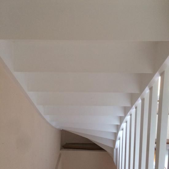 Weiß lackierte Holztreppe