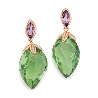 Hängende Ohrringe mit grünen und violetten Edelsteinen, in Gold gefasst.