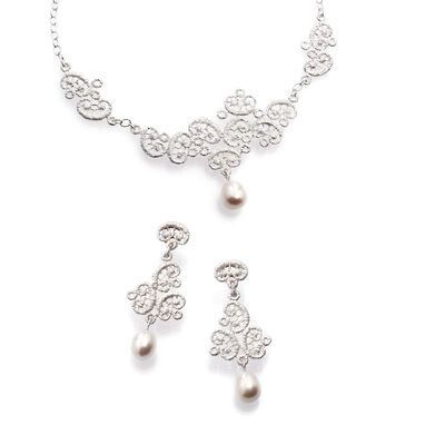 Silbernes Set aus Halskette und Ohrringen mit filigranem Design und Perlentropfen.