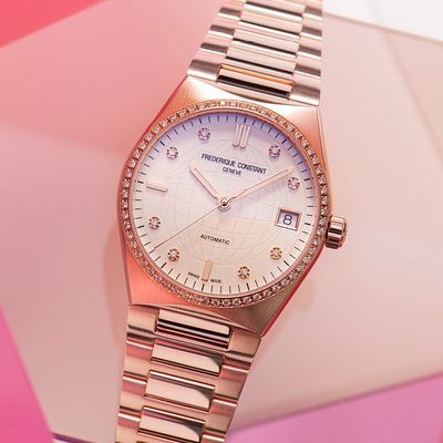 Roségoldene Uhr mit diamantbesetzter Lünette und Zifferblatt auf rosa Hintergrund.