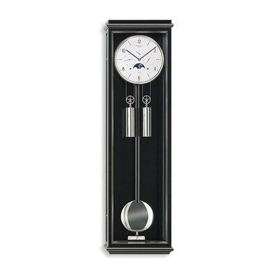 Wanduhr mit schwarzem Rahmen, weißem Zifferblatt, Pendel und Gewichten.